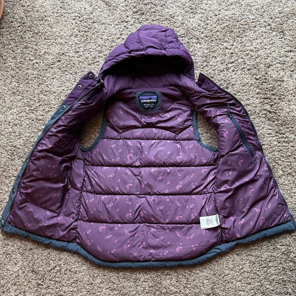 Patagonia Women’s Two-Tone (charcoal grey/dark purple) Hooded Vest, Sz. XS - Picture 6 of 12